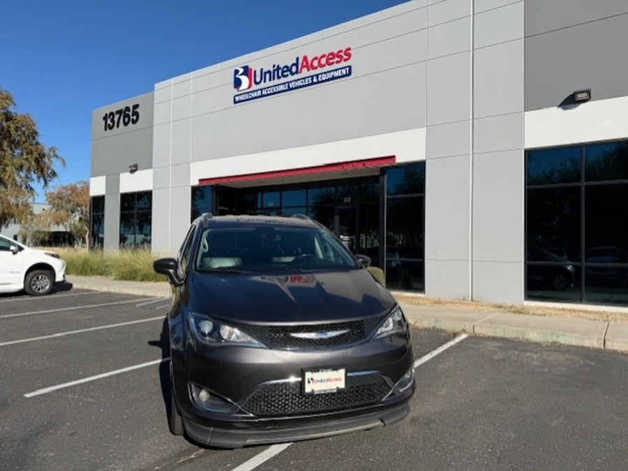 Used 2018 Chrysler Pacifica Touring L - BraunAbility Side Entry Entry Fold Out Automatic Ramp