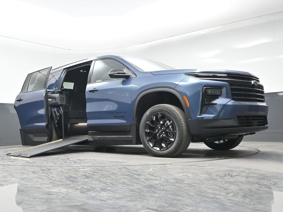 New 2026 Chevrolet Traverse 1LT Midnight - BraunAbility Side Entry Entry In Floor Automatic Ramp