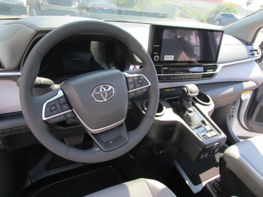 New 2025 Toyota Sienna Hybrid XLE Base - BraunAbility Side Entry Entry Fold Out Automatic Ramp