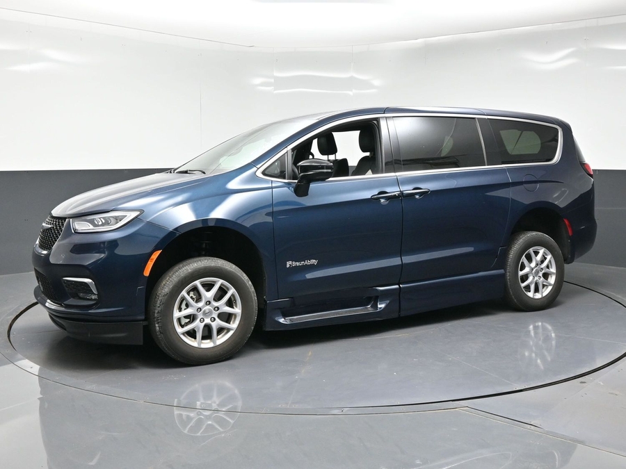 Used 2025 Chrysler Pacifica Select - BraunAbility Side Entry In Floor Automatic Ramp