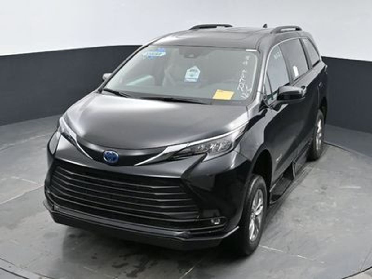 Black Toyota Sienna image number 1