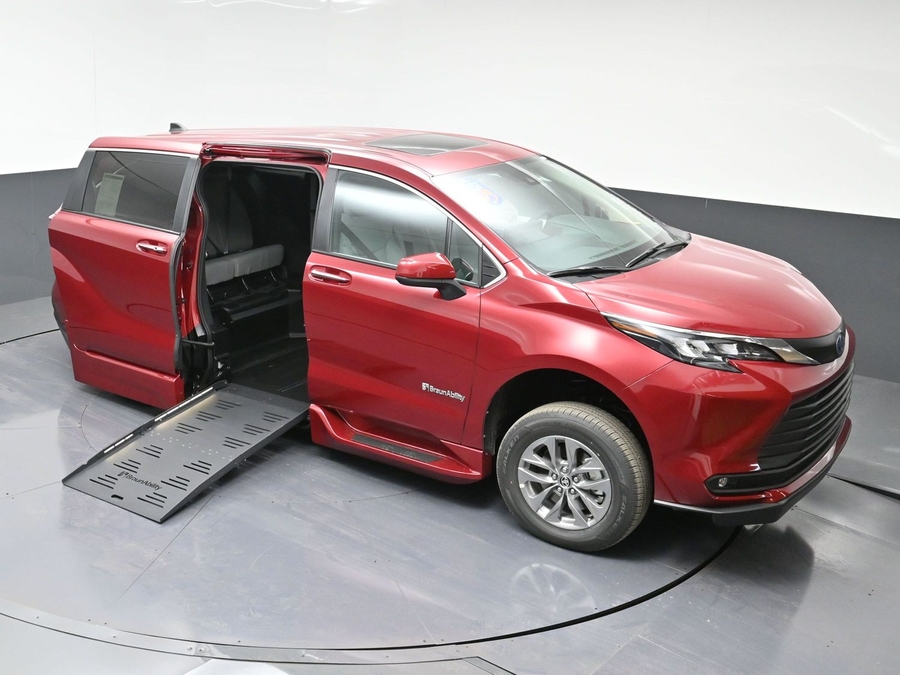 New 2025 Toyota Sienna Hybrid XLE Base - BraunAbility Side Entry Entry Fold Out Automatic Ramp