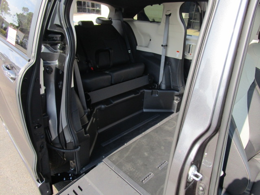 New 2025 Toyota Sienna Hybrid Platinum - BraunAbility Side Entry Entry Fold Out Automatic Ramp