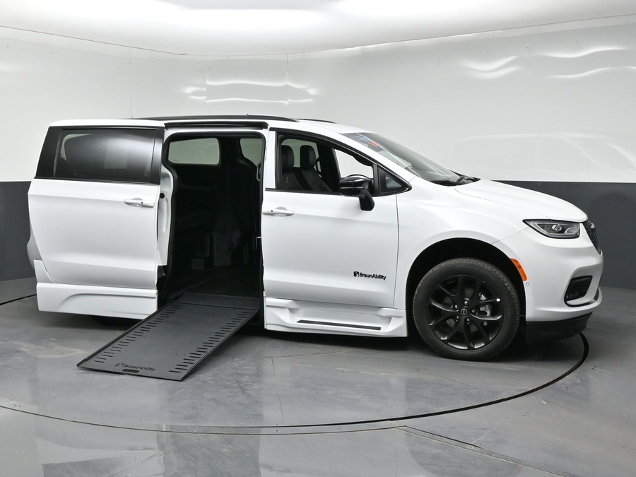 2026 Chrysler Pacifica Select's photo