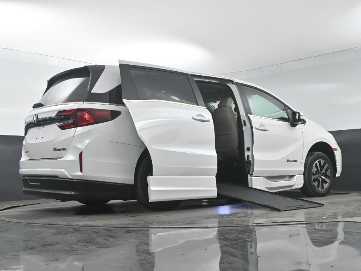 White Honda Odyssey image number 20