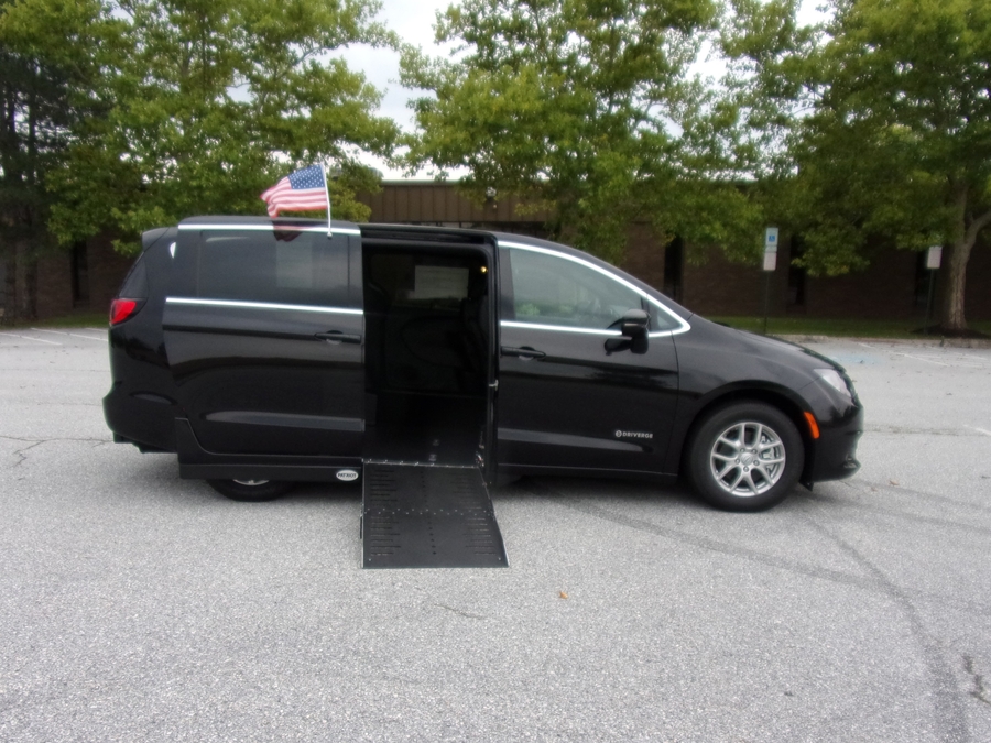 Black Chrysler Voyager image number 6