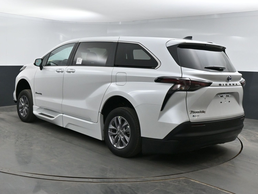 New 2025 Toyota Sienna Hybrid XLE Base - BraunAbility Side Entry Entry Fold Out Automatic Ramp