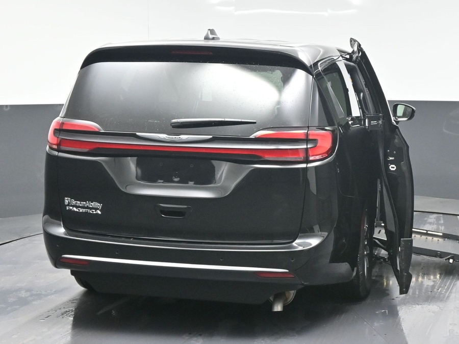 Black Chrysler Pacifica image number 5