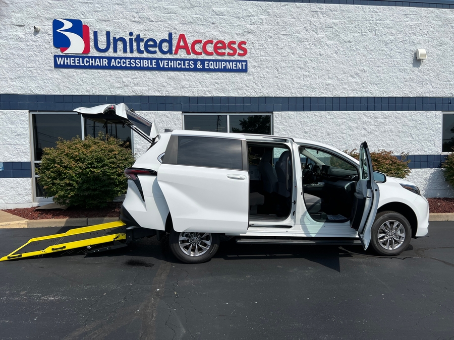 New 2025 Toyota Sienna Hybrid LE - Vantage Mobility Commercial Rear Entry Entry Fold Out Manual Ramp
