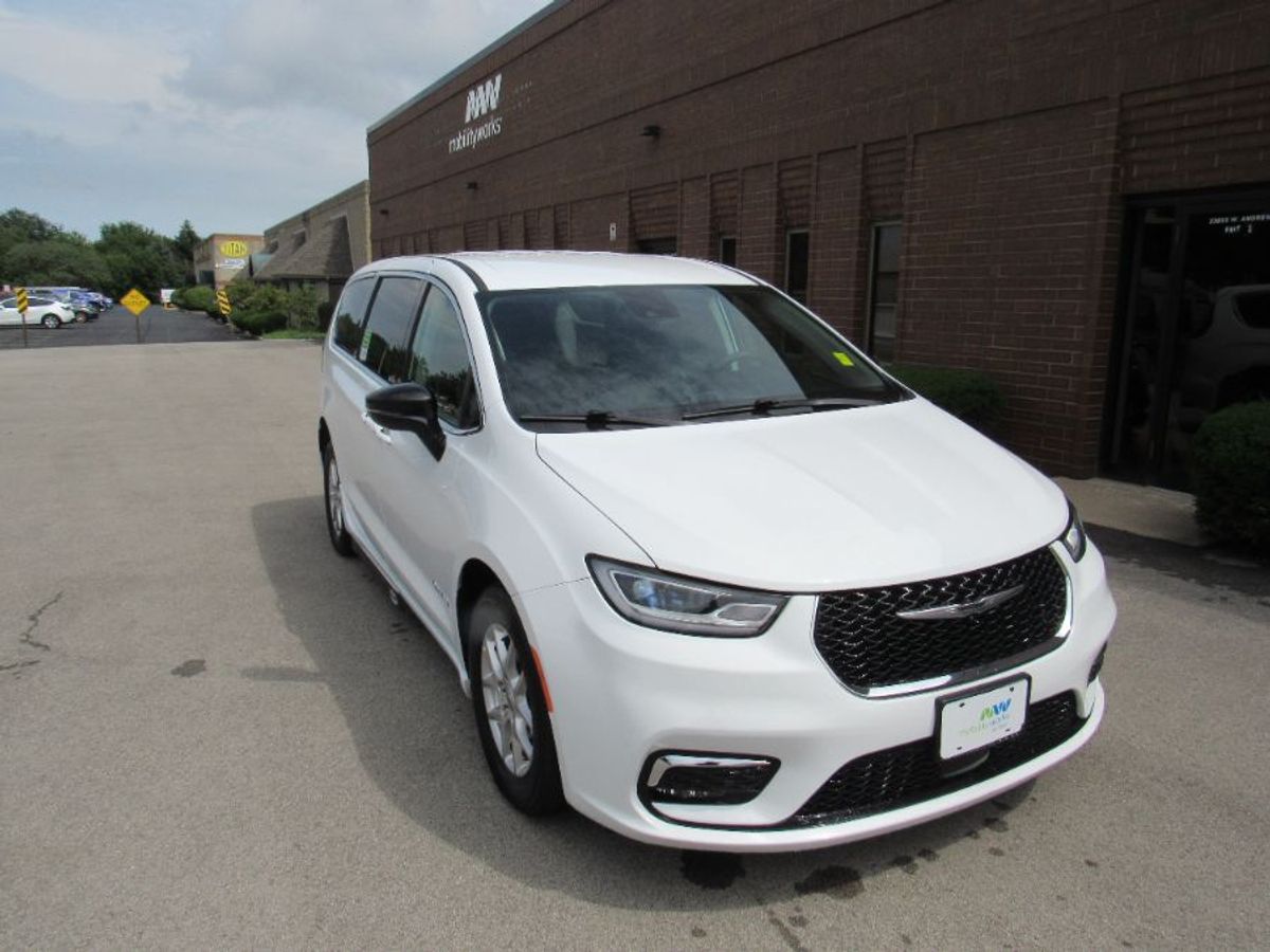 White Chrysler Pacifica image number 4