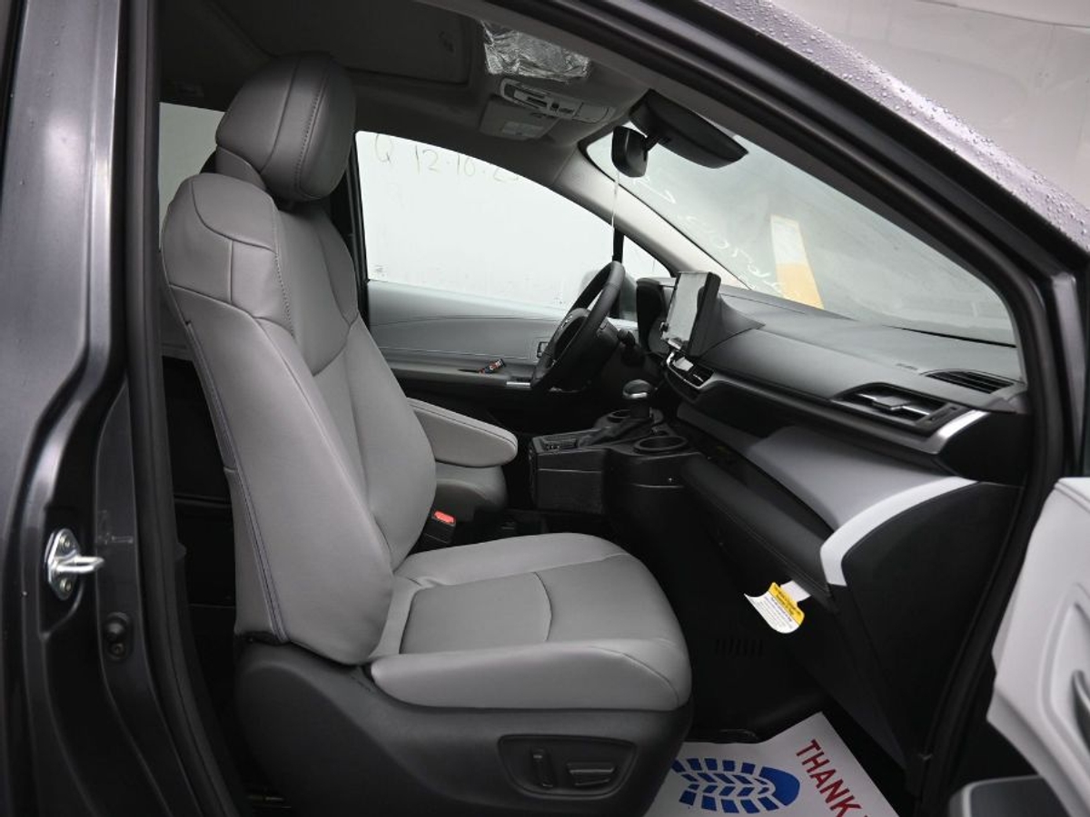 2025 TOYOTA SIENNA - Image 9