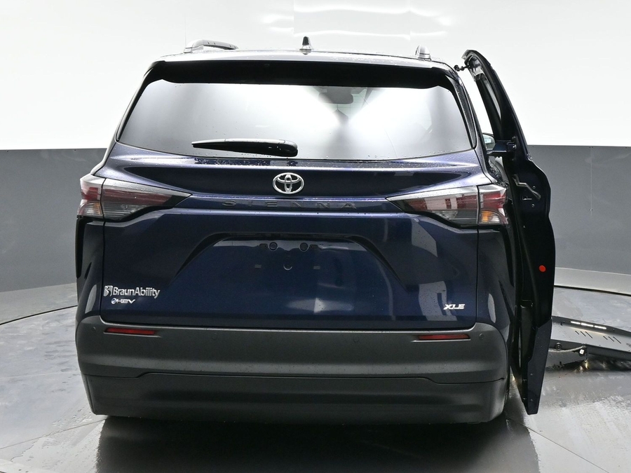 New 2026 Toyota Sienna Hybrid XLE Base - BraunAbility Side Entry Entry Fold Out Automatic Ramp