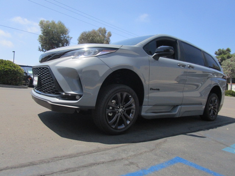 New 2026 Toyota Sienna Hybrid XSE Sport - BraunAbility Side Entry Entry Fold Out Automatic Ramp