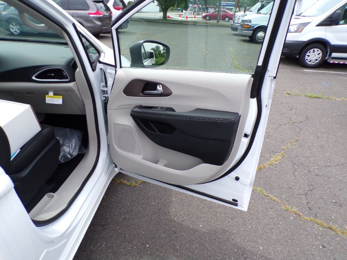 2024 CHRYSLER VOYAGER - Image 10