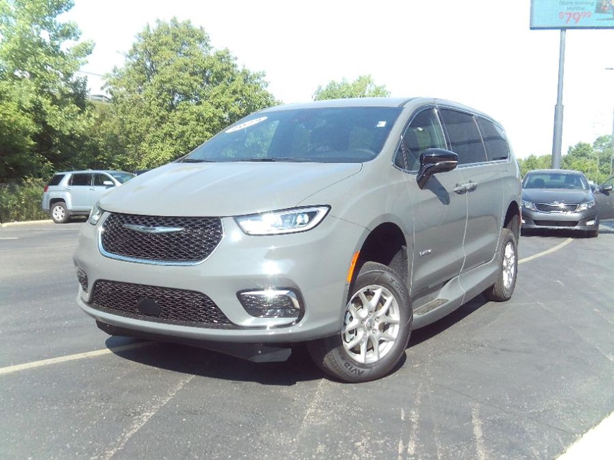 Grey Chrysler Pacifica image number 13