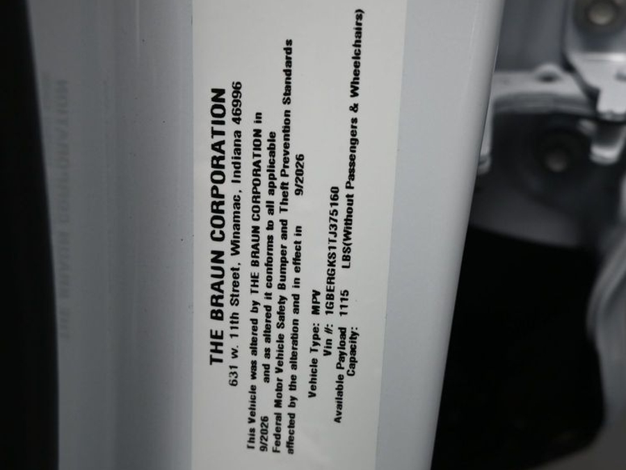 White Chevrolet Traverse image number 13