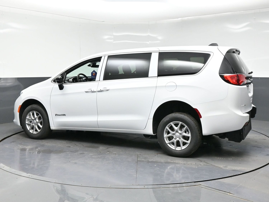 White Chrysler Voyager image number 1