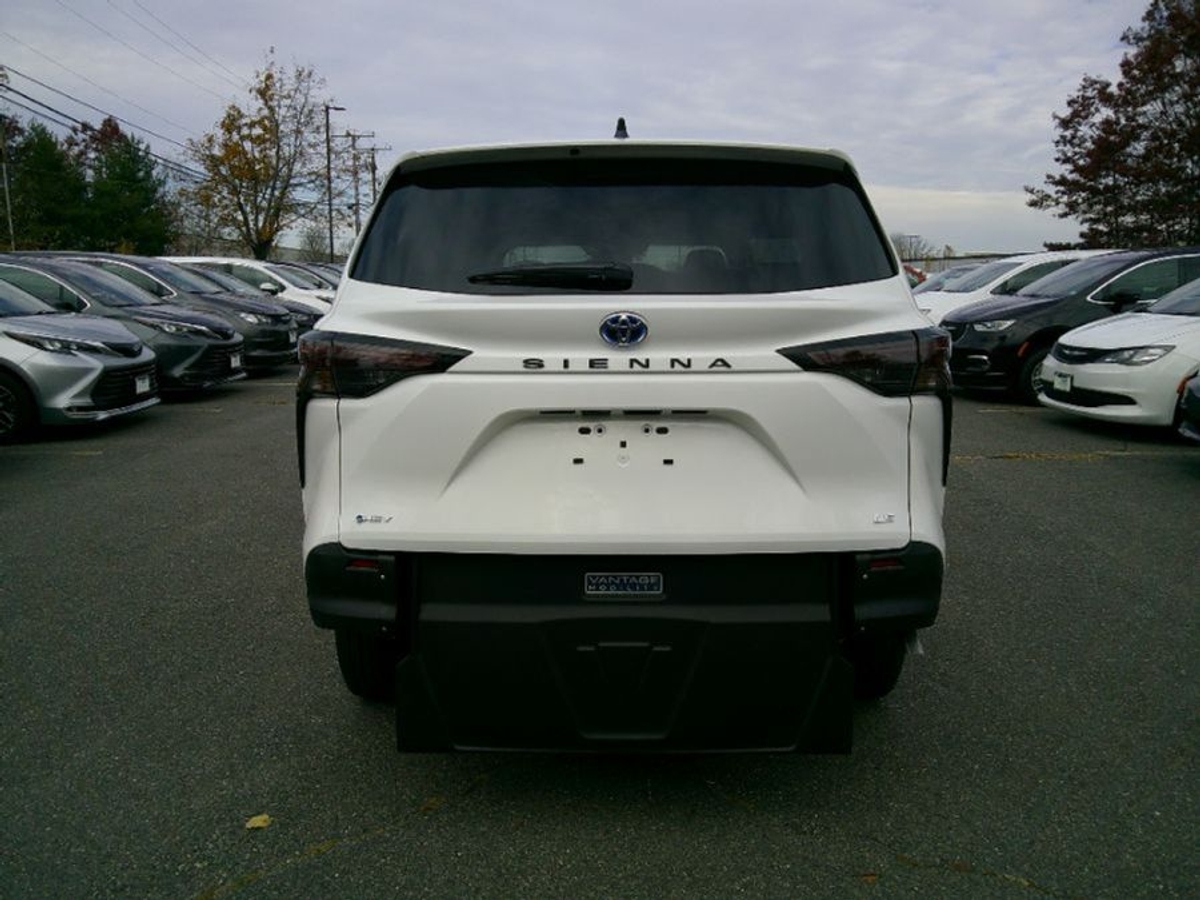 White Toyota Sienna image number 14