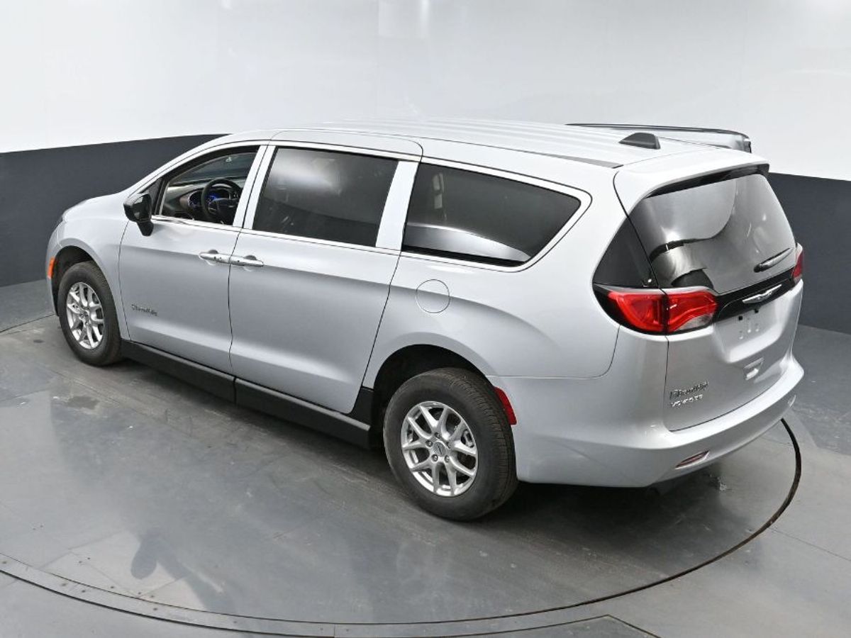 Silver Chrysler Voyager image number 13