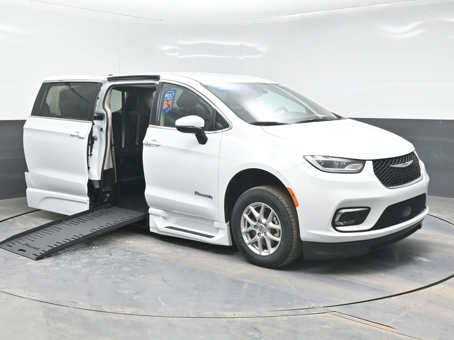 Used 2023 Chrysler Pacifica Touring L - BraunAbility Side Entry Entry Fold Out Automatic Ramp