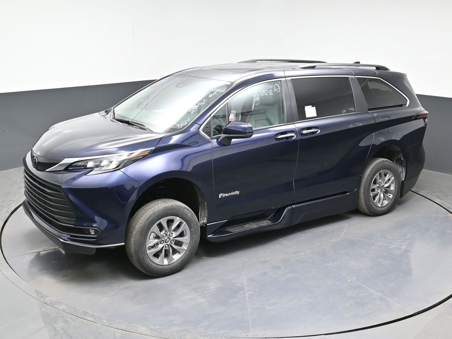 Blue Toyota Sienna image number 20