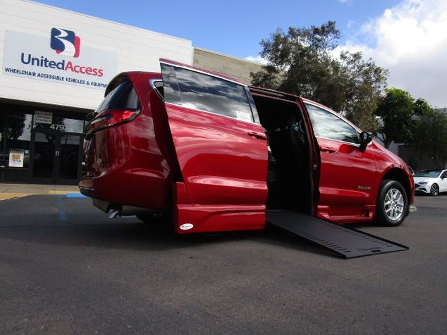 New 2025 Chrysler Pacifica Select Safety - BraunAbility Side Entry Entry Fold Out Automatic Ramp