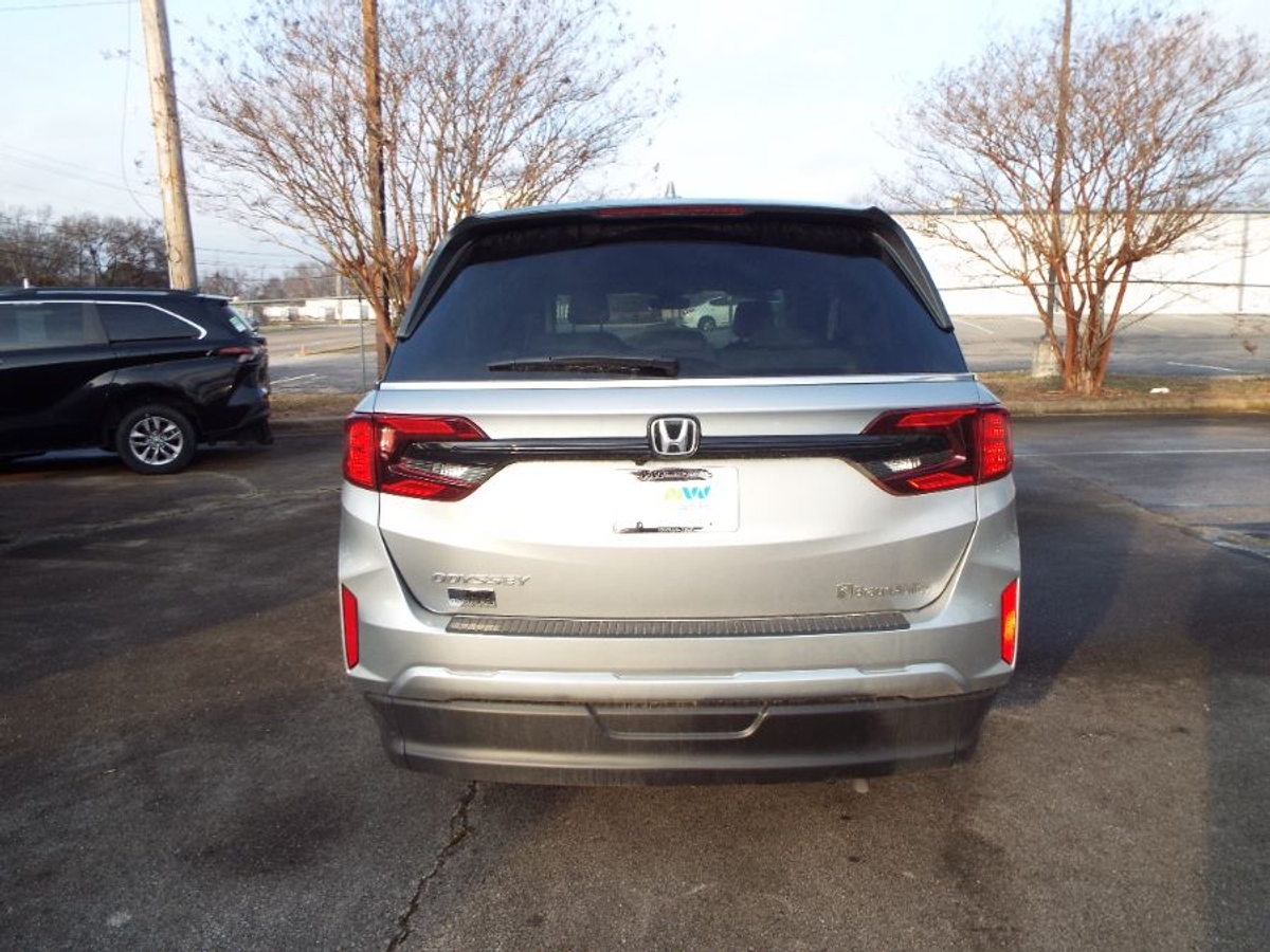 Silver Honda Odyssey image number 6
