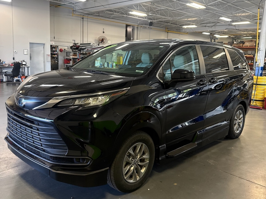 Black Toyota Sienna image number 2