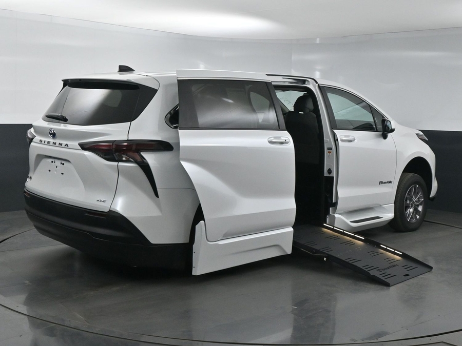 New 2025 Toyota Sienna Hybrid XLE Base - BraunAbility Side Entry Entry Fold Out Automatic Ramp
