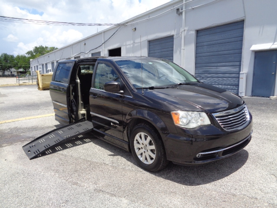 Used 2014 Chrysler Town and Country Touring - BraunAbility Side Entry Entry Fold Out Automatic Ramp