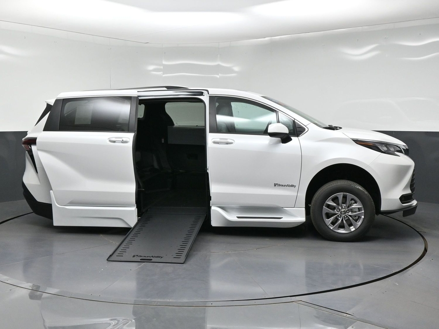 White Toyota Sienna image number 14