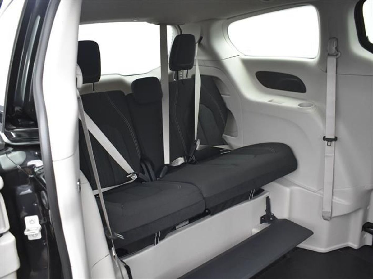 Black Chrysler Voyager image number 14