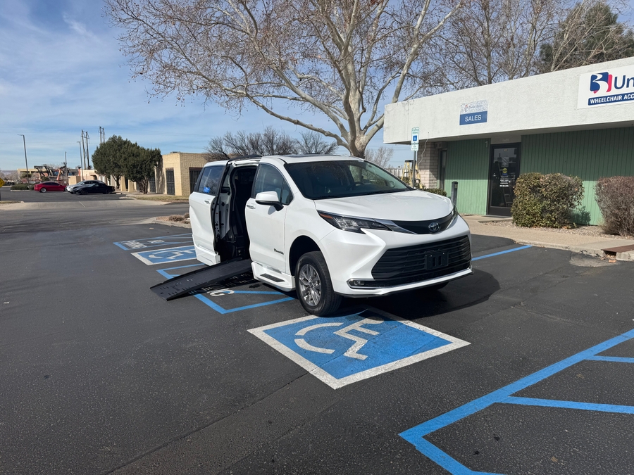 Used 2022 Toyota Sienna Hybrid XLE Plus - BraunAbility Side Entry Entry Fold Out Automatic Ramp
