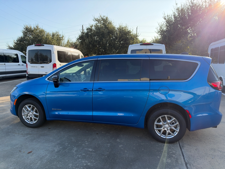 Blue Chrysler Pacifica image number 5
