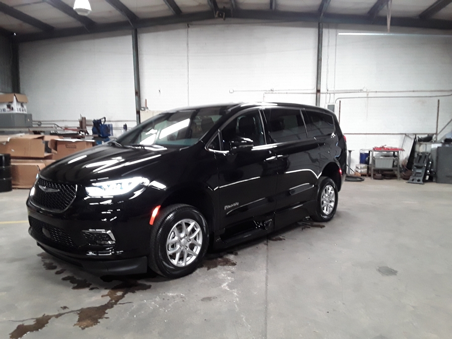 Black Chrysler Pacifica image number 2