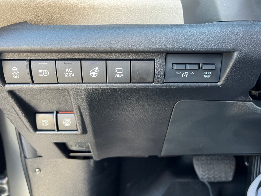 Used 2023 Toyota Sienna Hybrid Platinum Edition - BraunAbility Side Entry Entry In Floor Automatic Ramp