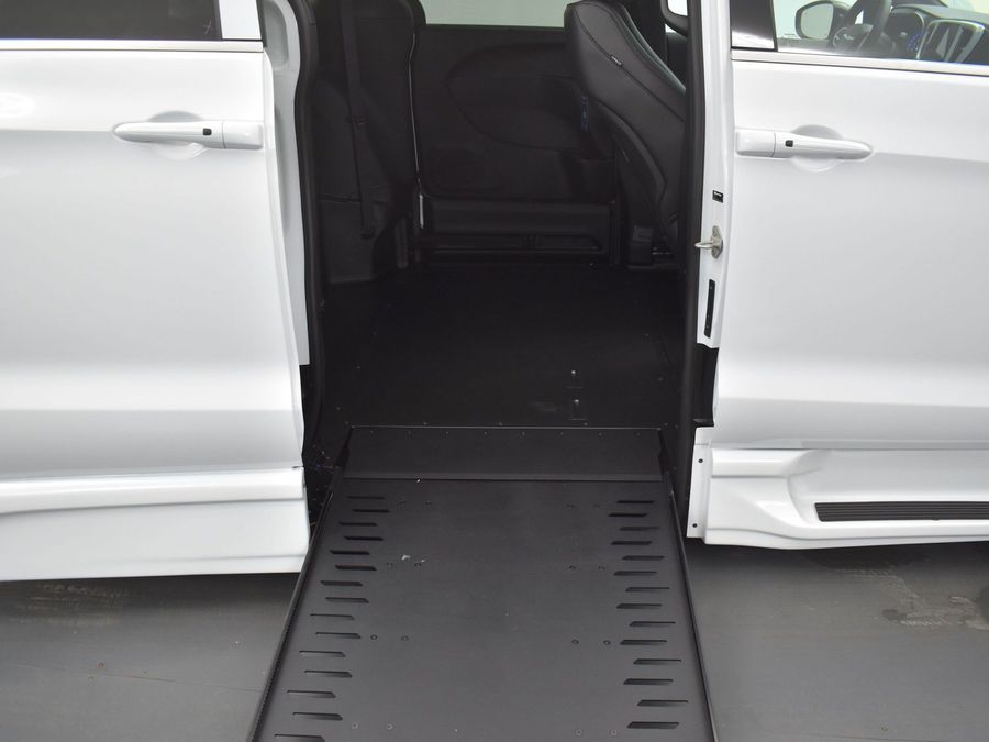 New 2025 Chrysler Pacifica Select Safety - BraunAbility Side Entry Entry In Floor Automatic Ramp