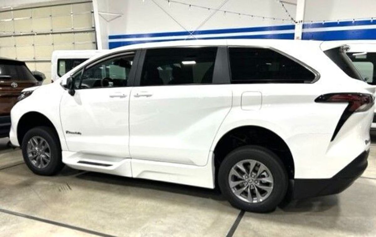 White Toyota Sienna image number 13