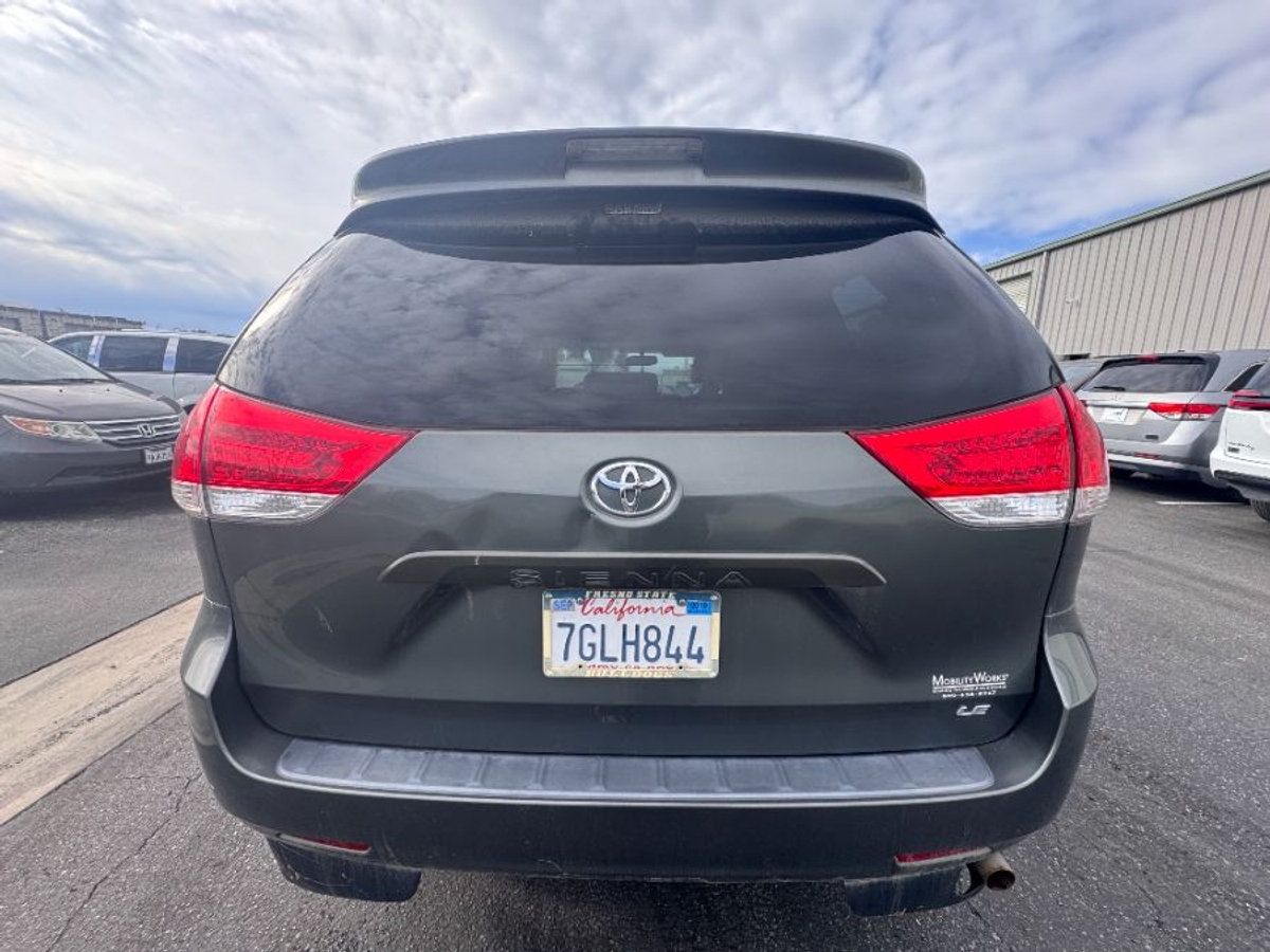 2014 TOYOTA SIENNA - Image 2