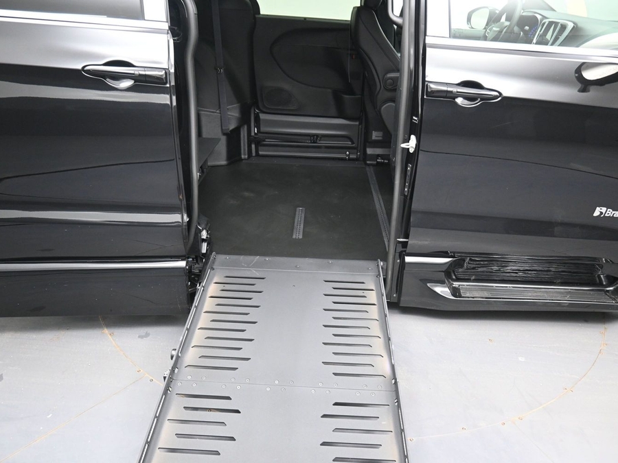 Black Chrysler Pacifica image number 10
