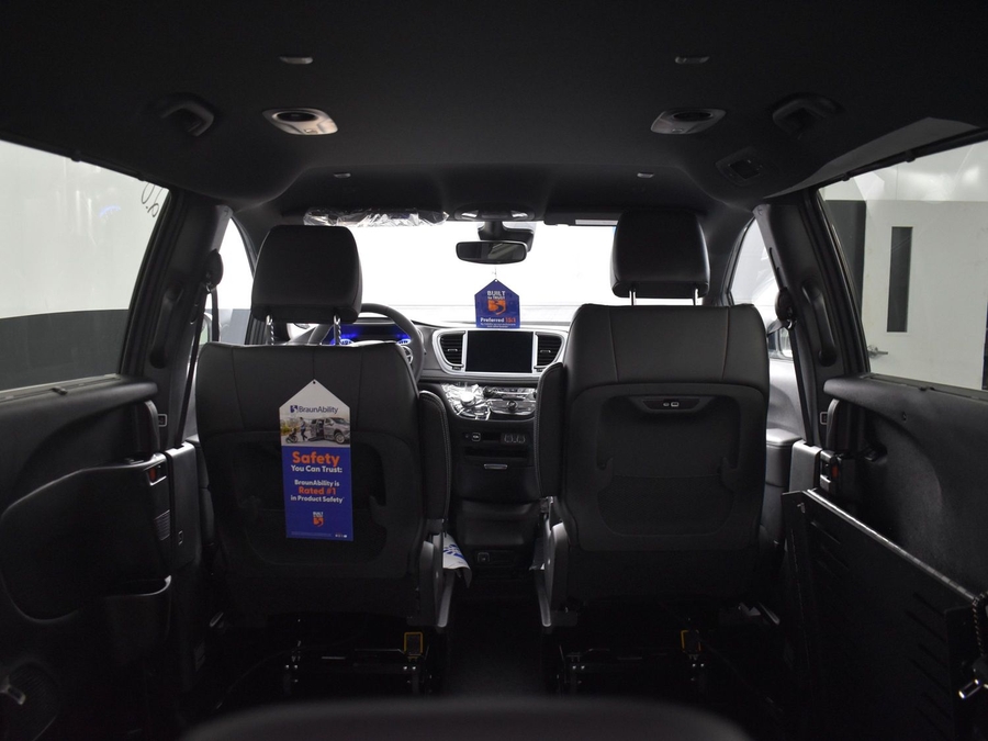 New 2025 Chrysler Pacifica Select Safety - BraunAbility Side Entry Entry Fold Out Automatic Ramp