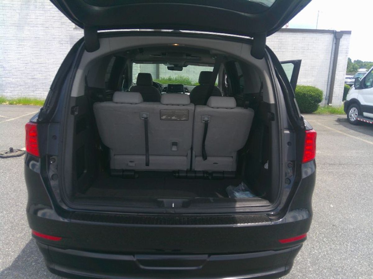 Black Honda Odyssey image number 19