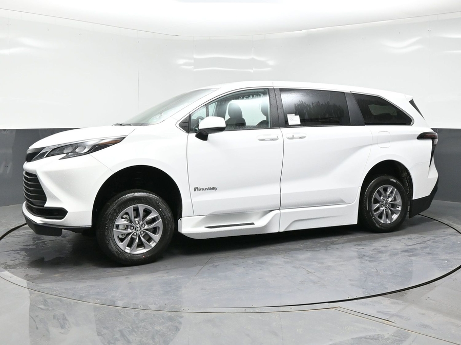 New 2026 Toyota Sienna Hybrid LE - BraunAbility Side Entry Entry Fold Out Automatic Ramp