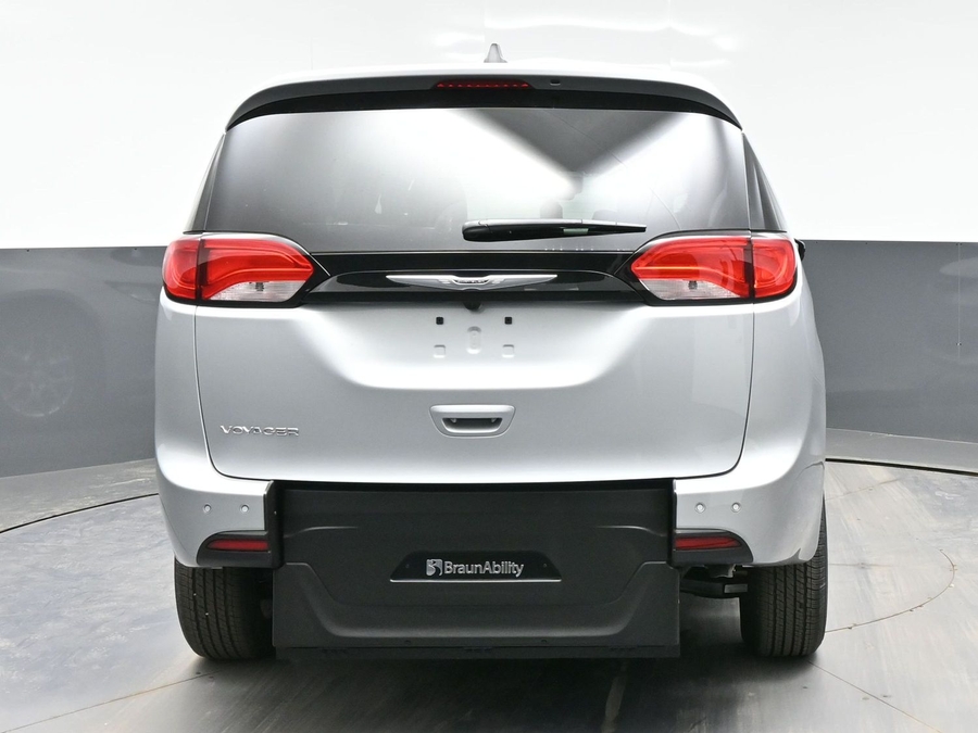 Silver Chrysler Voyager image number 3