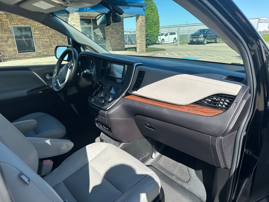 Used 2017 Toyota Sienna Limited Premium - BraunAbility Side Entry Entry In Floor Automatic Ramp