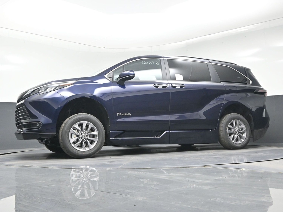 New 2026 Toyota Sienna Hybrid XLE Base - BraunAbility Side Entry Entry Fold Out Automatic Ramp