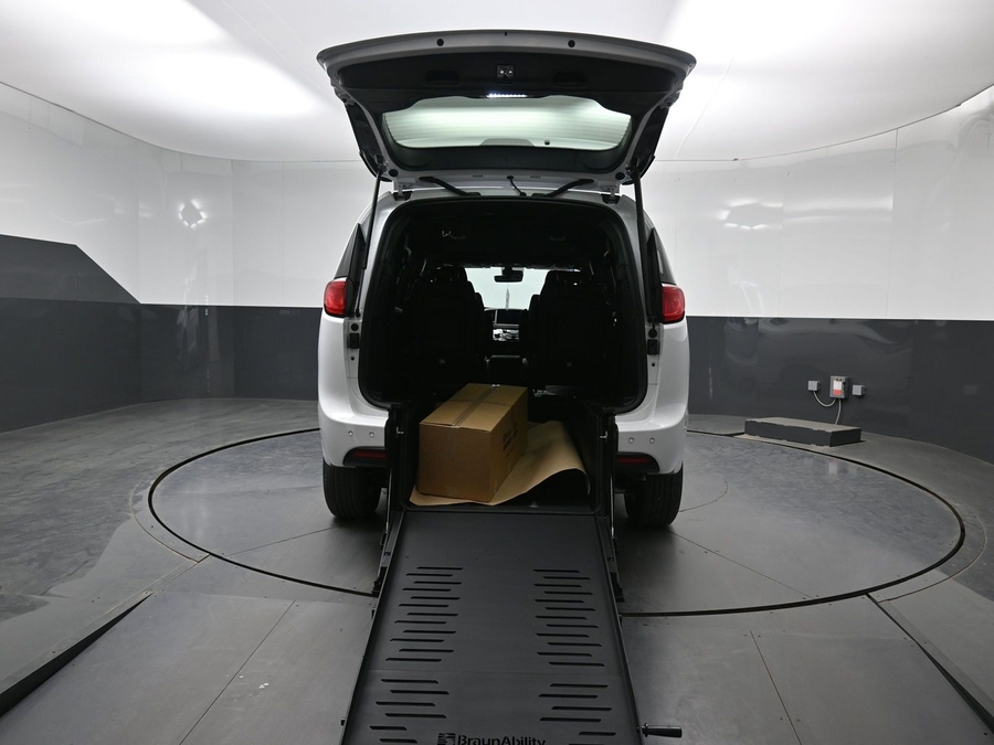 White Chrysler Voyager image number 9