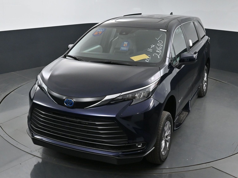 New 2025 Toyota Sienna Hybrid XLE Base - BraunAbility Side Entry Entry Fold Out Automatic Ramp