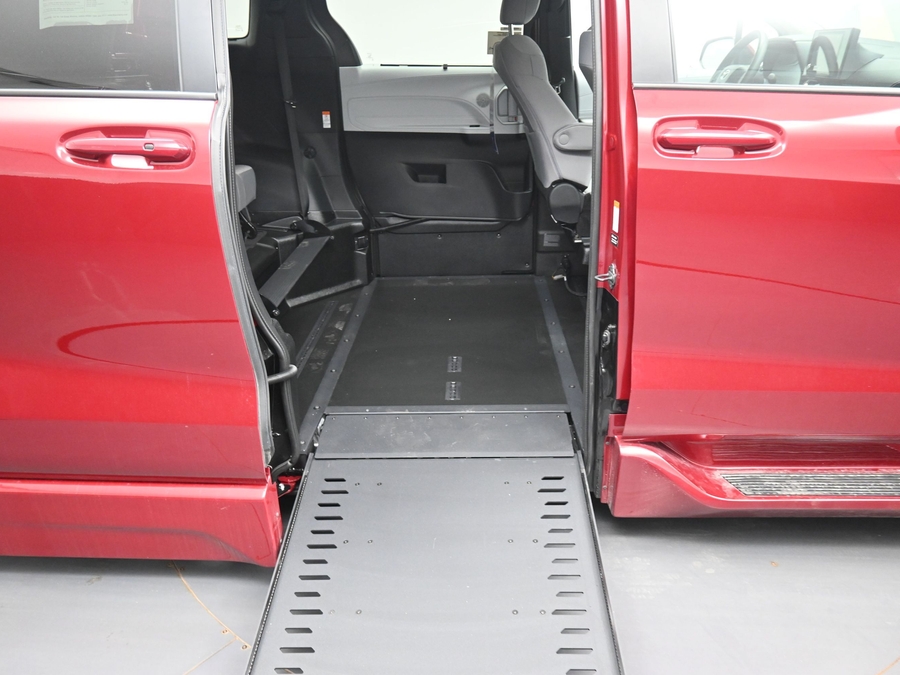 New 2026 Toyota Sienna Hybrid LE - BraunAbility Side Entry In Floor Automatic Ramp