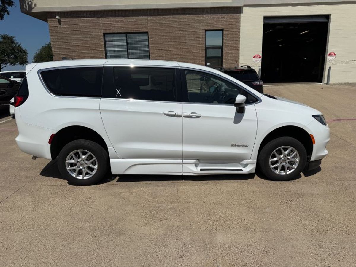White Chrysler Voyager image number 7